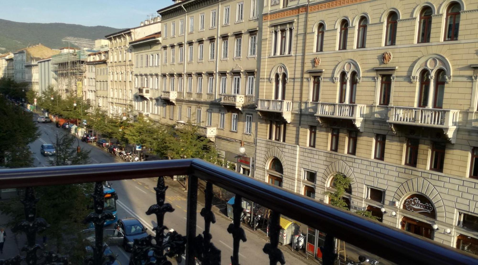 Trieste Center Rooms & Apartments - Fiori Di ตรีเอสเต ภายนอก รูปภาพ